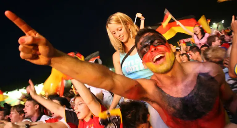 133-und-auf-den-Public-Viewing-Veranstaltungen-immer-mehr-Frauen-und-Jugendliche-Die-WM-ist-eine-Party