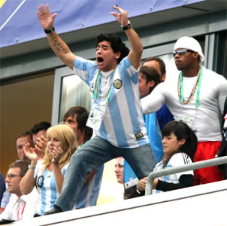 16-Juni-2006-Argentinien-spielt-sich-beim-6-0-gegen-Serbien-und-Montenegro-in-einen-Rausch-Diego-Maradona-springt-vor-Freude-fast-von-der-Tribuene