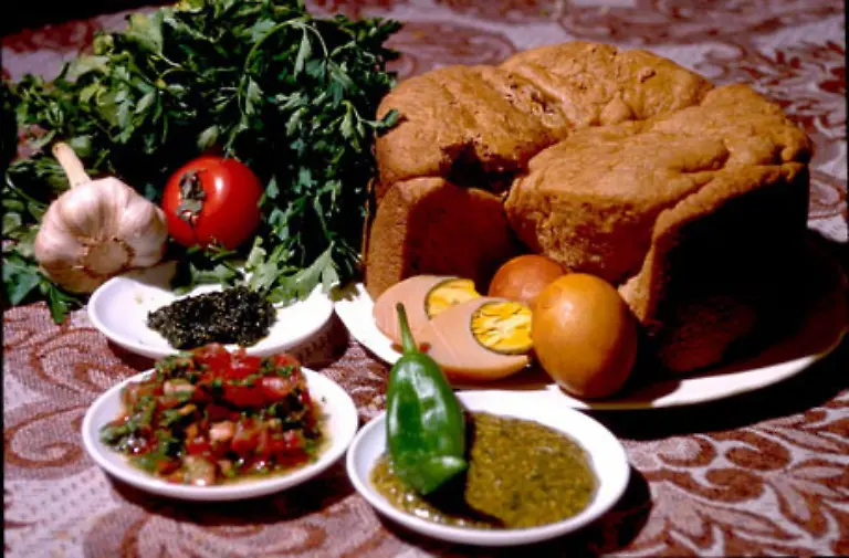 Am-Sabbat-gibt-es-bei-den-Jemeniten-Kubbane-zwoelf-Stunden-lang-im-Ofen-gebackenes-Brot-und-Eier