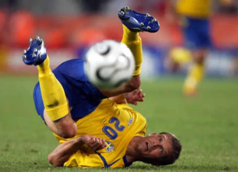 Unterdessen-trennen-Schweden-und-England-sich-2-2-In-diesem-Spiel-erzielt-der-fruehere-Rostocker-Marcus-Allbaeck-das-2-000-Tor-der-WM-Geschichte