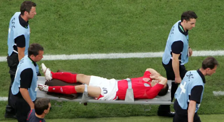 Englands-Michael-Owen-erleidet-einen-Kreuzbandriss-Fuer-Owen-das-WM-Aus-fuer-England-ein-bitterer-Verlust