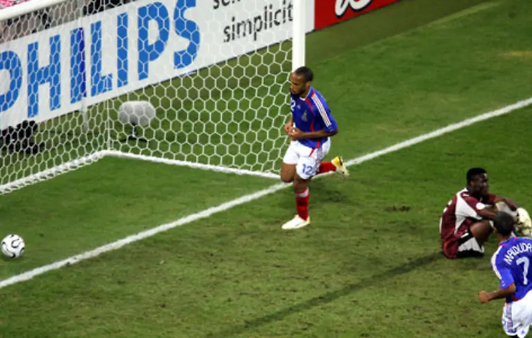 23-Juni-2006-Frankreich-zieht-durch-ein-2-0-gegen-Togo-ins-Achtelfinale-ein-und-erspart-dem-gesperrten-Geburtstagskind-Zinedine-Zidane-vorerst-einen-traurigen-Abschied