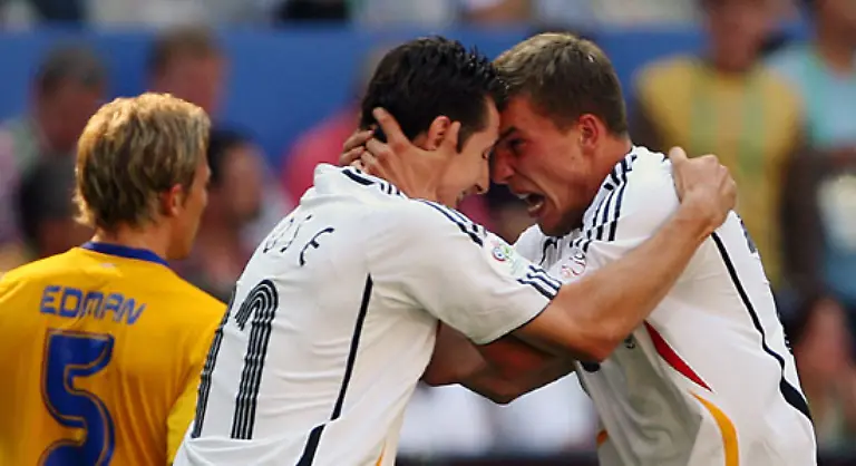 24-Juni-2006-Deutschland-stoesst-durch-eine-begeisternde-Leistung-und-zwei-Podolski-Tore-beim-2-0-gegen-Schweden-ins-Viertelfinale-vor