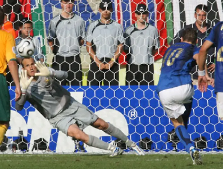Italien-besiegt-Australien-durch-einen-fragwuerdigen-Elfmeter-den-Francesco-Totti-in-der-fuenften-Minute-der-Nachspielzeit-verwandelt-Das-Spiel-wurde-anschliessend-gar-nicht-mehr-angepfiffen