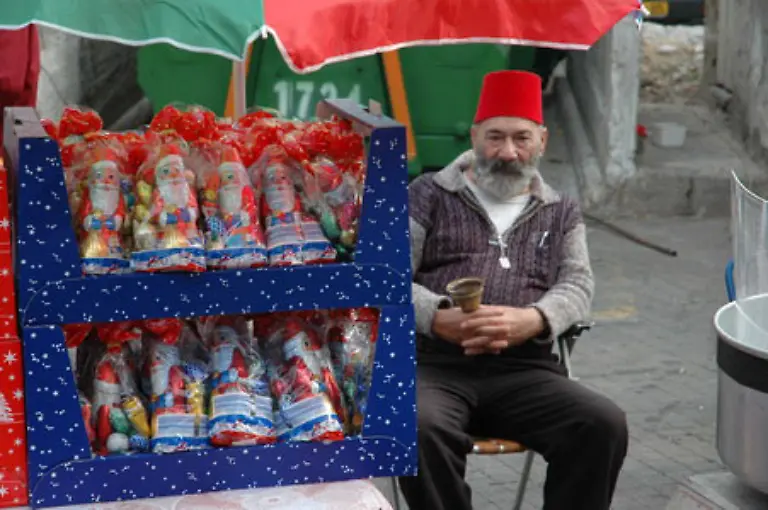 Zu-Weihnachten-koennen-sich-Christen-in-Haifa-mit-Weihnachtsmaennern-aus-Schokolade-eindecken