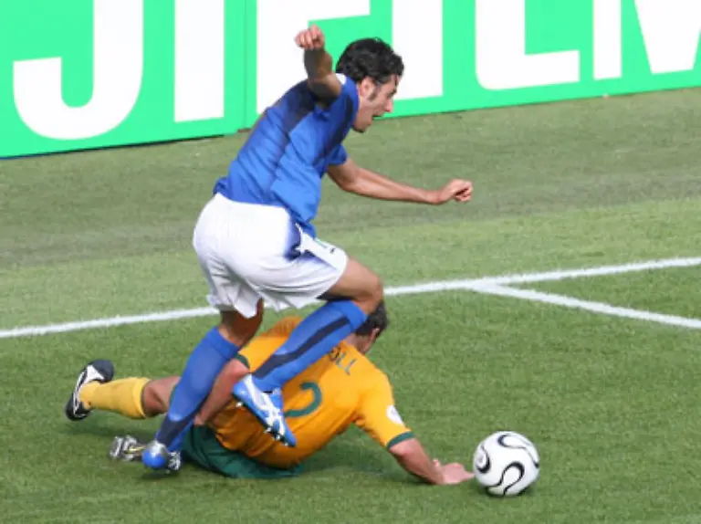 Fabio-Grosso-war-zuvor-im-Strafraum-ueber-den-am-Boden-liegenden-Australier-Lucas-Neill-gestolpert