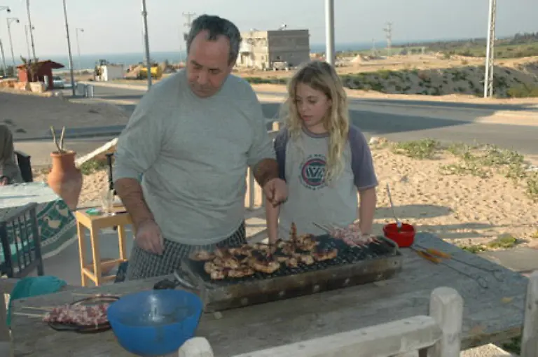Ohne-Politik-geht-es-in-Nahost-nicht-auch-nicht-in-dieser-Bilderserie-Diese-Siedler-im-Norden-des-Gazastreifens-wurden-im-Sommer-2005-abgezogen-Ihre-Schweinekoteletts-waren-dennoch-vorzueglich