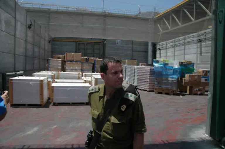 Durch-diese-riesigen-Beton-und-Stahlschleusen-gelangen-beim-Uebergang-Karni-Nahrungsmittel-in-den-Gazastreifen-wenn-Karni-nicht-gerade-wieder-wegen-Beschuss-der-Hamas-geschlossen-ist