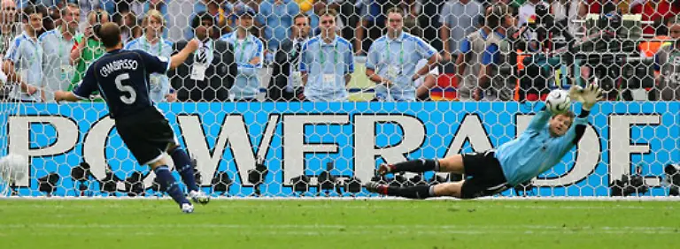 30-Juni-2006-Nach-einem-an-Spannung-nicht-zu-ueberbietenden-Thriller-steht-Deutschland-im-Halbfinale-Torhueter-Jens-Lehmann-ist-mit-zwei-Paraden-der-Held