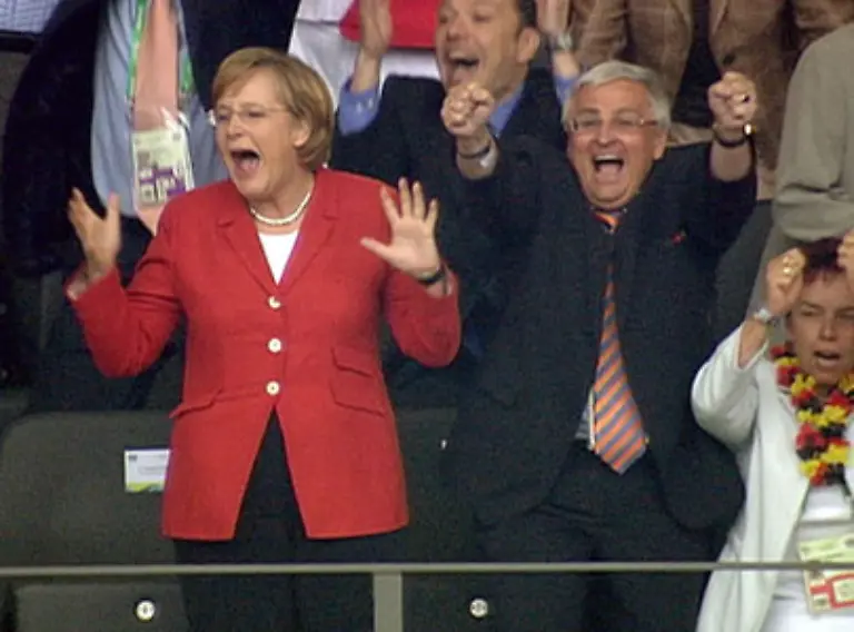 Wieder-ist-die-Kanzlerin-nur-noch-Fan