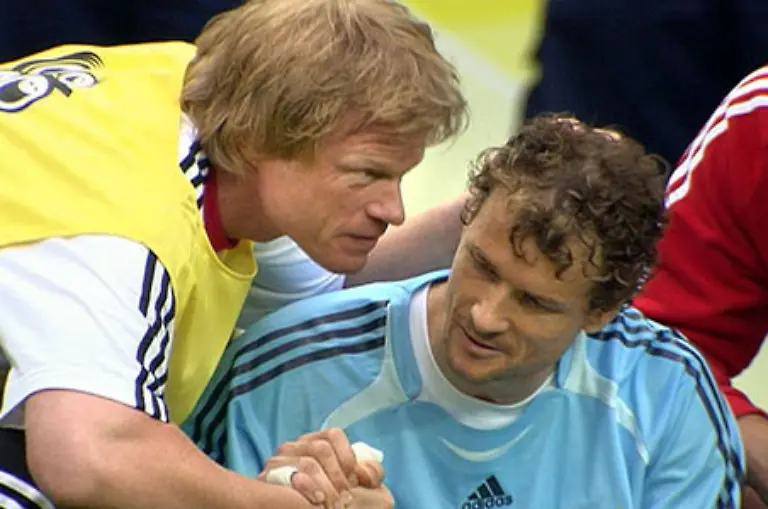 Bejubelt-wird-auch-Oliver-Kahn-der-Lehmann-vor-dem-Elfmeterschiessen-Glueck-wuenscht-133