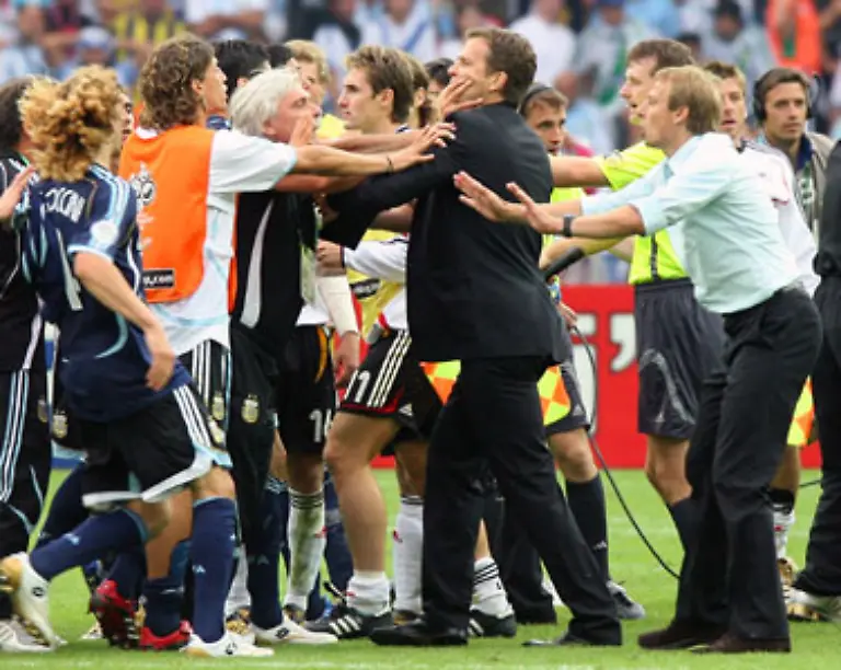 Argentinien-zeigt-sich-als-schlechter-Verlierer-Einige-Spieler-attackieren-deutsche-Kollegen-und-Verantwortliche