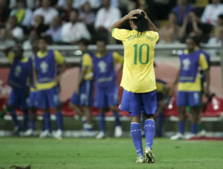 1-Juli-2006-Titelverteidiger-Brasilien-fliegt-durch-ein-0-1-gegen-Frankreich-im-Viertelfinale-raus