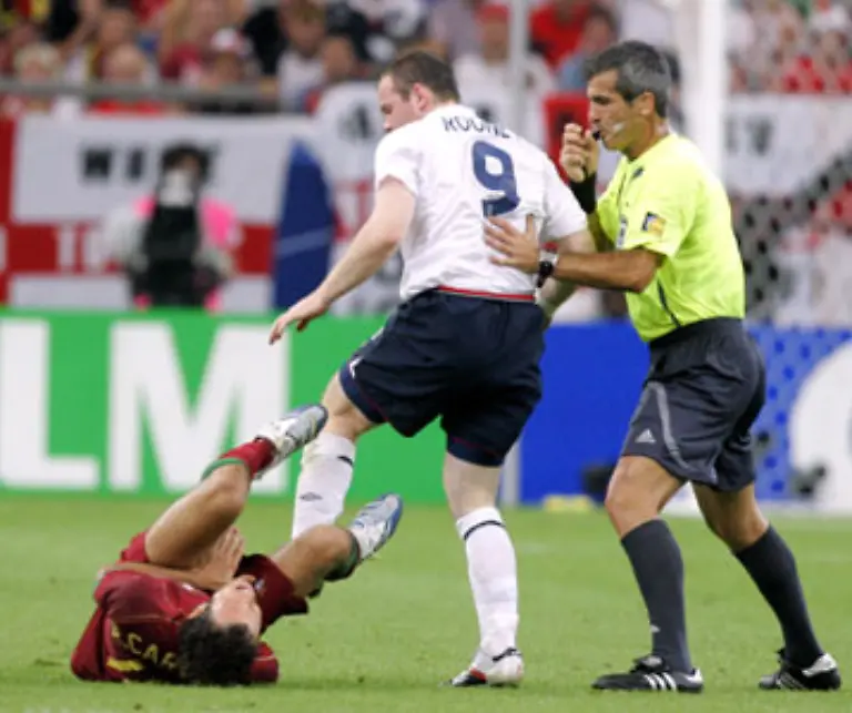 England-scheitert-gegen-Portugal-mal-wieder-im-Elfmeterschiessen-Nach-einem-Tritt-in-den-Unterleib-von-Ricardo-Carvalho-wird-Wayne-Rooney-vom-Platz-gestellt