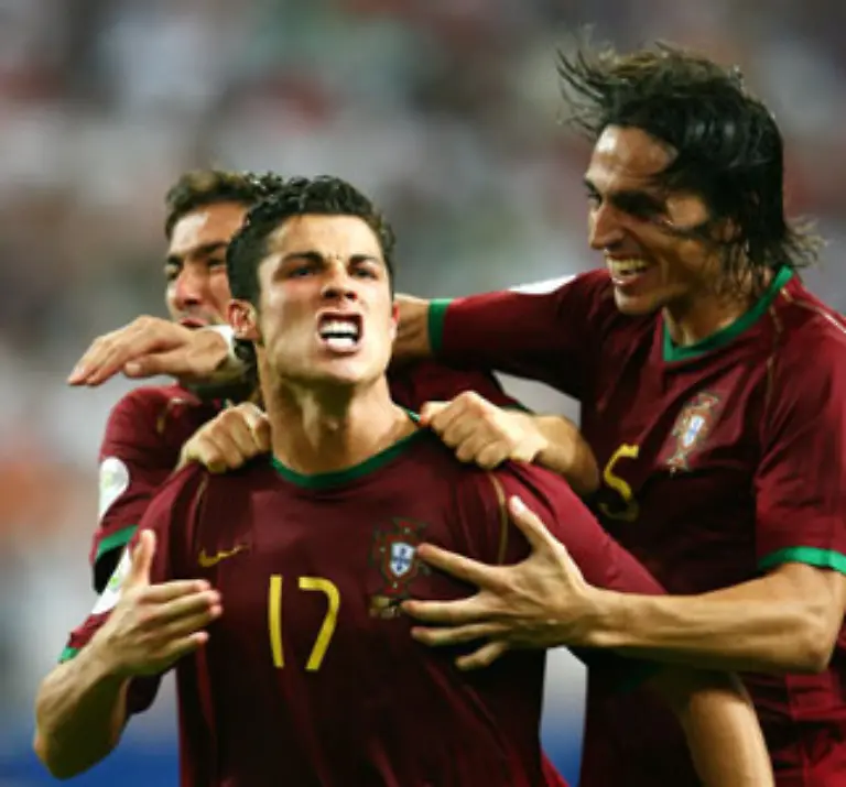 Seinem-Kollegen-Cristiano-Ronaldo-von-Manchester-United-droht-Rooney-spaeter-an-ihn-in-zwei-Teile-zu-brechen-Ronaldo-hatte-eine-Rote-Karte-fuer-Rooney-gefordert