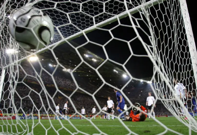 4-Juli-2006-Deutschland-verpasst-durch-das-0-2-nach-Verlaengerung-gegen-Italien-den-Final-Einzug-Auch-dieses-Spiel-ist-bis-zum-Schluss-spannend-Die-Tore-fallen-in-der-119-und-121-Minute