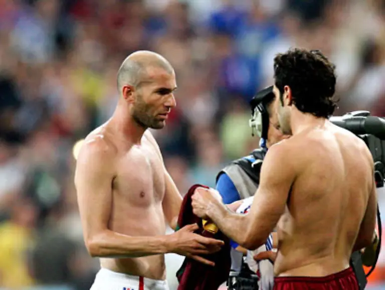 5-Juli-2006-Zinedine-Zidane-schiesst-Frankreich-durch-ein-Elfmetertor-zum-1-0-gegen-Portugal-ins-Endspiel