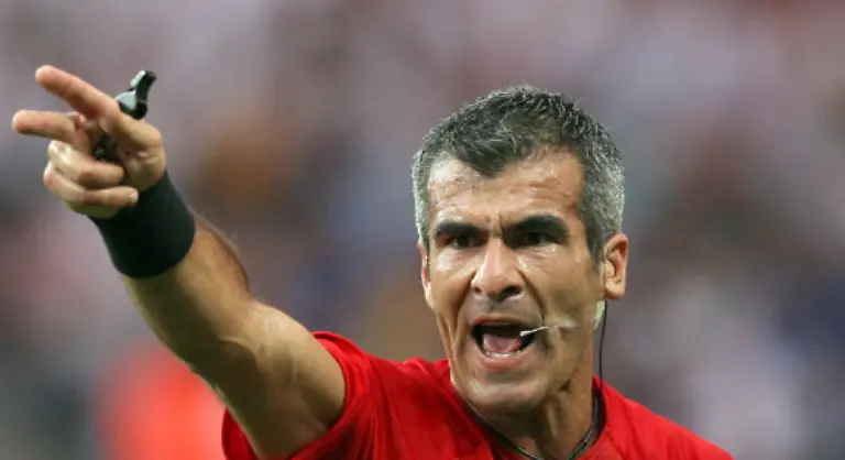 6-Juli-2006-Die-FIFA-benennt-Horacio-Elizondo-und-nicht-Markus-Merk-als-Final-Schiedsrichter-Dem-Argentinier-wird-als-erstem-Referee-die-Ehre-zuteil-bei-einer-WM-sowohl-Eroeffnungsspiel-als-auch-Finale-leiten-zu-duerfen