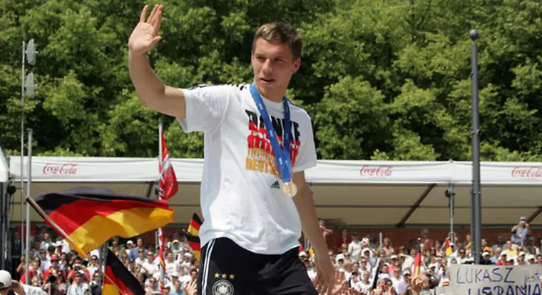 7-Juli-2006-Lukas-Podolski-wird-als-bester-Nachwuchs-Spieler-der-WM-geehrt