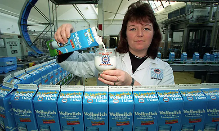 Milch-gehoert-fuer-Europaeer-zum-unverzichtbaren-Teil-der-Ernaehrung-Sie-war-auch-1960-schon-bezahlbar-Elf-Minuten-musste-man-damals-fuer-einen-Liter-arbeiten-1991-aber-nur-noch-acht-Minuten-und-2007-sogar-nur-sieben-Minuten