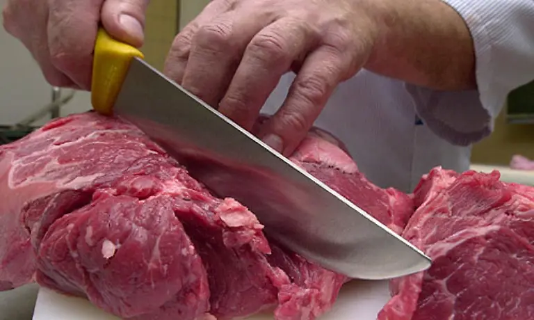 Fleisch-ist-Massenware-geworden-Frueher-gab-es-oft-nur-Sonntags-Fleisch-Rindfleisch-war-1960-besonders-teuer-Zwei-Stunden-und-vier-Minuten-musste-fuer-den-Sonntagsbraten-1-kg-geackert-werden-1991-waren-es-nur-noch-32-Minuten-und-2007-eine-halbe-Stunde