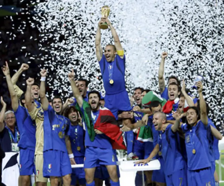 9-Juli-2006-Italien-wird-durch-einen-5-3-Erfolg-im-Elfmeterschiessen-gegen-Frankreich-1-1-n-V-zum-vierten-Mal-nach-1934-1938-und-1982-Weltmeister