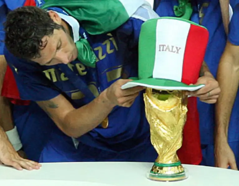 Materazzi-hatte-Zidanes-Foul-allerdings-offenbar-provoziert-sein-Jubel-hat-einen-Beigeschmack-Echter-Gewinner-des-Finales-ist-nur-der-Lebensmitteldiscounter-Lidl-der-als-offizieller-Ausstatter-des-WM-Pokals-in-die-Fussballgeschichte-eingeht