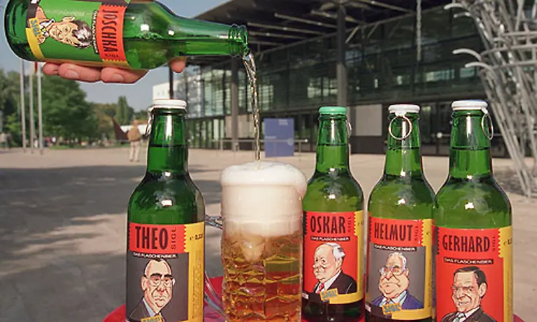 Mehr-als-1200-Brauereien-gibt-es-in-Deutschland-Die-Qual-der-Wahl-hat-man-nicht-nur-beim-Politiker-Bier-von-1998-1960-musste-man-fuer-einen-halben-Liter-Bier-15-Minuten-arbeiten-1991-waren-es-noch-drei-Minuten-und-auch-2007-reichten-drei-Minuten-fuer-ein-kuehles-Blondes