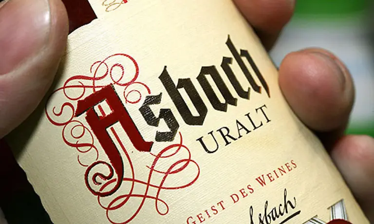 Aber-nicht-jeder-Alkohol-war-schon-immer-billig-Fuer-0-7-Liter-Weinbrand-musste-1960-fuenf-Stunden-und-eine-Minuten-geschuftet-werden-1991-waren-es-noch-45-Minuten-und-2007-sogar-nur-noch-35-Minuten-Weinbrand-ist-regelrecht-erschwinglich-geworden-hicks