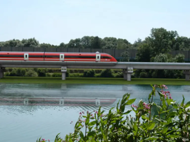 vorwaertsbewegt-und-den-Transrapid-mit-sich-zieht-Mit-der-Transrapidstrecke-in-Muenchen