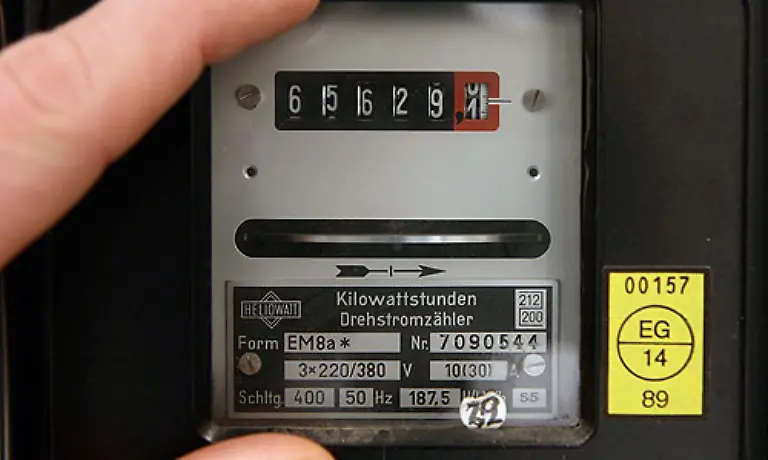 Energie-ist-teuer-geworden-denkt-man-1960-musste-fuer-200-kWh-und-die-Grundgebuehr-zehn-Stunden-und-sieben-Minuten-geschuftet-werden-1991-waren-es-nur-noch-drei-Stunden-und-elf-Minuten-2007-brauchte-es-drei-Stunden-und-13-Minuten