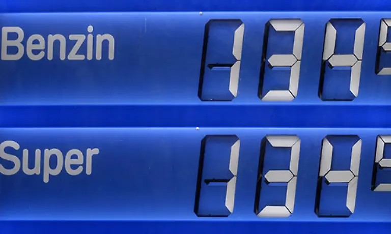 Auch-Benzin-gehoert-zu-den-Preistreibern-Ein-Liter-Normalbenzin-kostete-1960-14-Minuten-Arbeit-1991-waren-es-nur-noch-vier-Minuten-2007-musste-dann-wieder-sechs-Minuten-gearbeitet-werden-Immerhin-50-Prozent-mehr