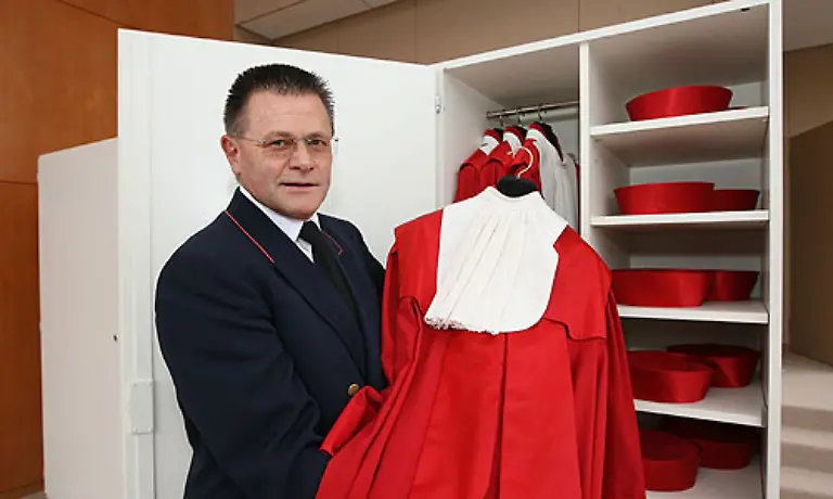 Ein-Kleiderschrank-nicht-die-Robe-gehoert-in-jeden-Haushalt-Dafuer-ackerte-man-1960-70-Stunden-und-49-Minuten-1991-noch-37-Stunden-und-fuenf-Minuten-und-2007-36-Stunden-und-49-Minuten