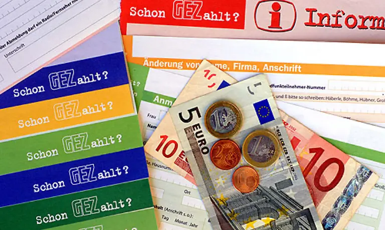 Die-Fernsehgebuehren-fuer-einen-Monat-kosteten-1960-48-Minuten-Arbeit-1991-waren-es-nur-noch-18-Minuten-2007-kostete-der-Finanz-Hunger-der-Oeffentlich-Rechtlichen-wieder-24-Minuten-Arbeit