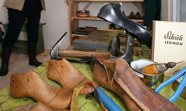 Einmal-Schuhe-besohlen-Im-Einweg-Zeitalter-ist-diese-Taetigkeit-eher-selten-geworden-Vier-Stunden-und-sechs-Minuten-musste-1960-dafuer-gearbeitet-werden-1991-nur-noch-eine-Stunde-und-24-Minuten-2007-waren-es-wieder-eine-Stunde-und-34-Minuten