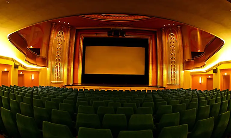 Das-Kino-schliesslich-ist-eine-heute-fast-genauso-teuer-wie-vor-knapp-fuenfzig-Jahren-1960-musste-38-Minuten-dafuer-geackert-werden-1991-27-Minuten-und-2007-wieder-28-Minuten-Die-Qualitaet-der-Filme-rechtfertigt-das-nicht-immer