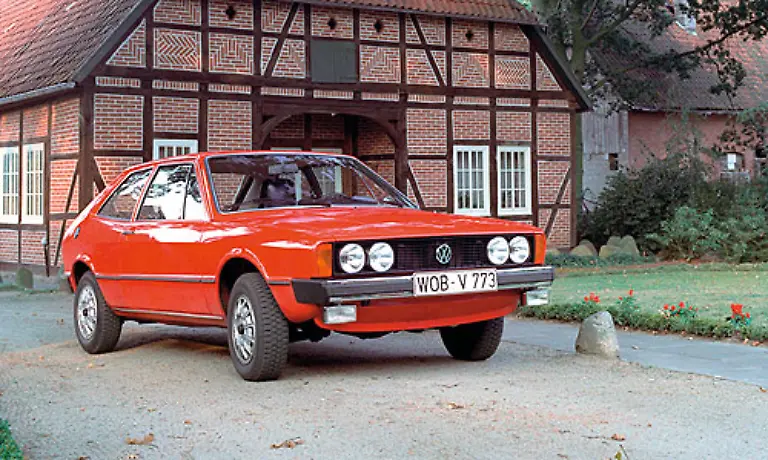 Ein-Sportwagen-fuer-den-kleinen-Geldbeutel-ein-Stueck-Motorsport-fuer-jedermann-Mit-diesem-Konzept-trat-die-erste-Generation-des-Scirocco-1974-an-Dabei-wurde-das-kantige-Coup-von-Volkswagen-zunaechst-mit-Skepsis-betrachtet