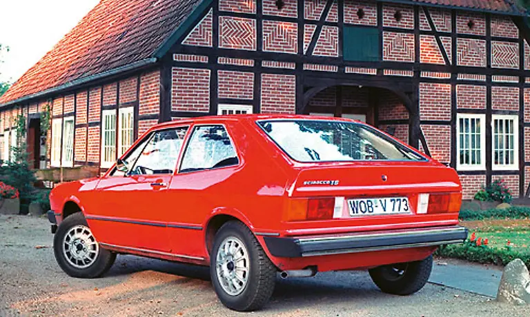 Der-Scirocco-wurde-dennoch-ein-Erfolg-Die-ersten-Motoren-fuer-den-sportlichen-Kleinen-waren-recht-bescheiden-Aus-1100-bzw-1500-Kubikzentimetern-gab-es-50-bzw-70-85-PS-Die-Motoren-waren-zeitgemaesse-Reihenvierzylinder-mit-obenliegenden-Nockenwellen