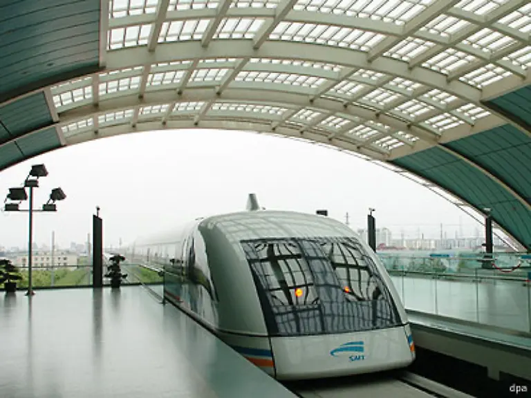 Bislang-ist-der-von-Siemens-und-ThyssenKrupp-gebaute-Magnetschwebezug-nur-in-Schanghai-im-kommerziellen-Einsatz-und-verbindet-dort-den-internationalen-Flughafen-mit-dem-30-Kilometer-entfernten-Geschaeftsviertel-Pudong