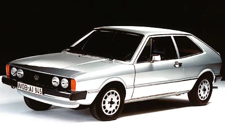 Ab-1976-gab-es-den-Scirocco-auch-als-GTI-Sogar-ein-paar-Monate-frueher-als-den-parallel-dazu-vorgestellten-Golf-GTI-Damit-wurde-der-Wuestenwind-das-heisst-Scirocco-uebersetzt-zu-einem-Sturm-auf-den-Strassen-1978-gab-es-dann-das-erste-zarte-Facelift-fuer-den-Scirocco-I