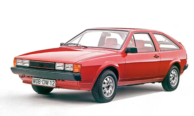 Der-Scirocco-II-kam-nur-wenige-Jahre-spaeter-Die-Zeit-war-reif-das-Modell-optisch-dem-aktuellen-Geschmack-anzupassen-Das-Design-wurde-runder-und-moderner-Giugiaro-bekam-diesmal-nicht-den-Zuschlag-sondern-die-interne-Styling-Abteilung-von-VW