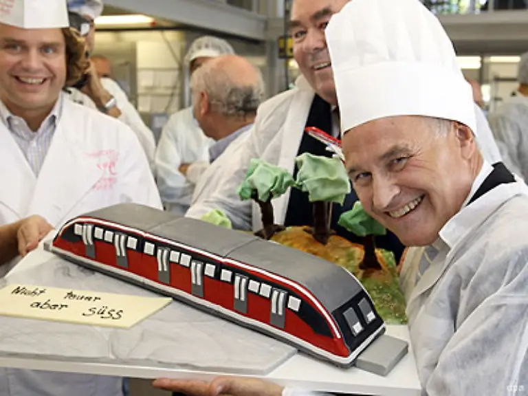 Suess-und-gar-nicht-teuer-steht-auf-dem-Kuchen-ueber-den-sich-Bayerns-WIrtschaftsminister-Erwin-Huber-im-Herbst-2007-freut-Im-Bierzelt-sieht-der-gemeine-Bayer-das-anders