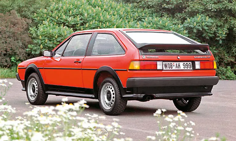 1981-feierte-zweite-Auflage-schliesslich-Premiere-Natuerlich-in-Genf-mittlerweile-eine-Tradition-Der-Heckspoiler-war-uebrigens-Teil-des-Aerodynamik-Konzepts-Als-eines-der-ersten-Serien-Autos-ueberhaupt-wurde-beim-Scirocco-II-auf-die-Regenrinne-verzichtet