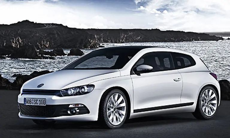 16-Jahre-nach-dem-Aus-fuer-den-Scirocco-II-kommt-jetzt-die-dritte-Version-auf-den-Markt-Optisch-macht-der-Neue-ganz-schoen-was-her-Die-Front-sprueht-vor-Dynamik-mit-breit-ausgestellten-Radkaesten-und-schmalen-in-die-Kotfluegel-gezogene-Scheinwerfer