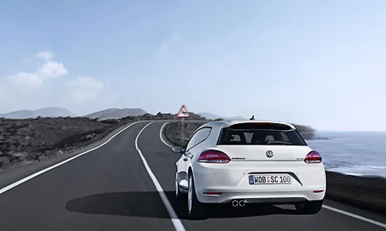 Die-Lufteinlaesse-vorne-sind-den-Nebelscheinwerfern-zum-Opfer-gefallen-Der-breite-Kuehlergrill-wird-durch-den-Stossfaenger-unterteilt-Bei-den-Motoren-gibt-es-wenig-Ueberraschendes-Fuer-den-Scirocco-griff-man-bei-VW-ins-Regal-und-verbaute-Bewaehrtes