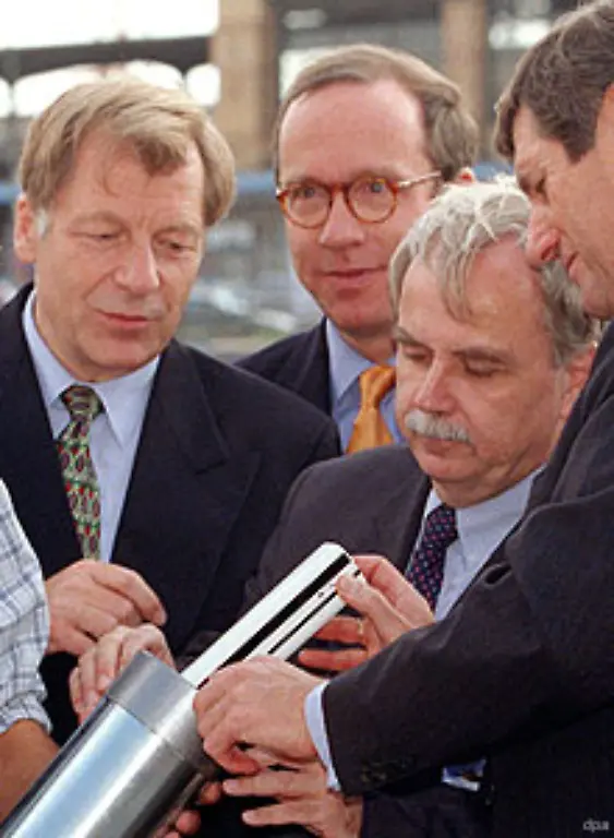 1998-demonstrieren-der-Regierende-Buergermeister-von-Berlin-Diepgen-Verkehrsminister-Wissmann-und-Bahnchef-Ludewig-Zuversicht-und-versenken-ein-Transrapid-Modell-im-Grundstein-des-Berliner-Hauptbahnhofs