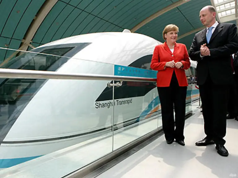Bislang-faehrt-die-Schwebebahn-lediglich-in-Schanghai-im-kommerziellen-Einsatz-ThyssenKrupp-hatte-gedroht-die-komplette-Technologie-nach-China-zu-verkaufen-sollte-die-Bahn-in-Muenchen-nicht-gebaut-werden
