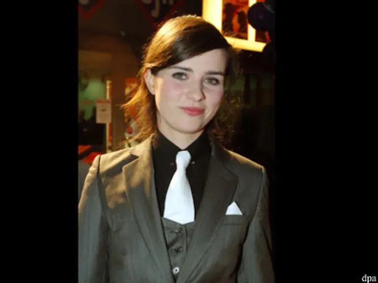 Auf-dem-Gymnasium-trat-sie-bei-Schultheater-Wettbewerben-auf-und-spielte-1997-ihre-erste-Rolle-in-der-ZDF-Kinderserie-Achterbahn