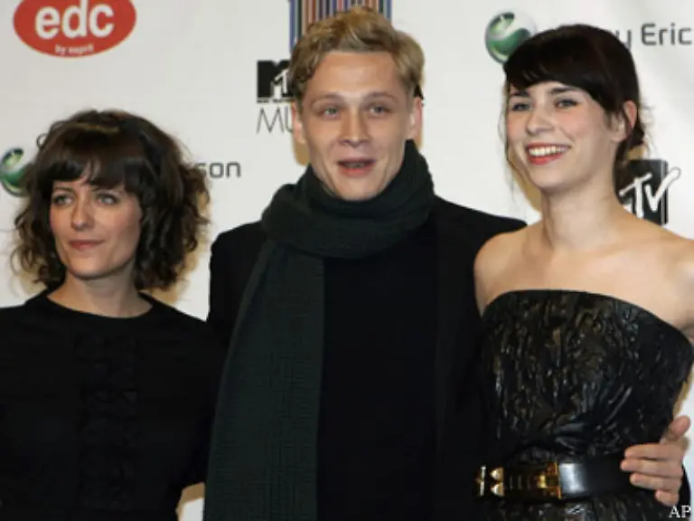 Seit-dem-Gymnasium-sind-sie-und-Sarah-Kuttner-links-beste-Freundinnen-Nach-dem-Abitur-bewarb-sie-sich-direkt-bei-MTV-und-moderiert-dort-seit-2001-diverse-Sendungen