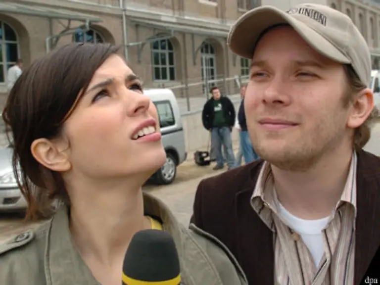 Puenktlich-zur-Fussball-WM-2006-spielte-sie-mit-MTV-Kollege-Christian-Ulmen-rechts-die-weibliche-Hauptrolle-in-FC-Venus-Elf-Paare-muesst-ihr-sein-Zuvor-hatte-sie-diverse-Auftritte-in-dessen-Show-Ulmens-Auftrag